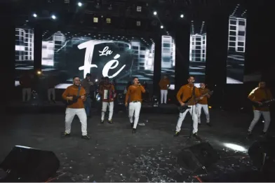 Grupo de música popular en villavicencio tocando en un evento social en Villavicencio con canciones de despecho y baladas.