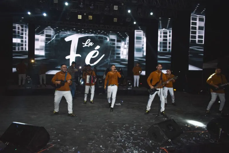 Grupo de música popular en villavicencio tocando en un evento social en Villavicencio con canciones de despecho y baladas.