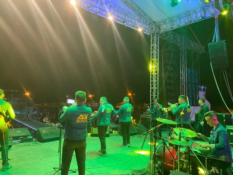 Festival de música en Villavicencio con mariachi y grupos populares.