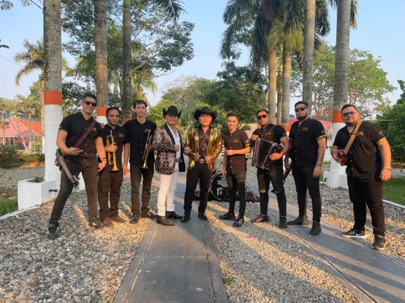 Comparación entre mariachi tradicional y grupo de música popular en un evento en Villavicencio.